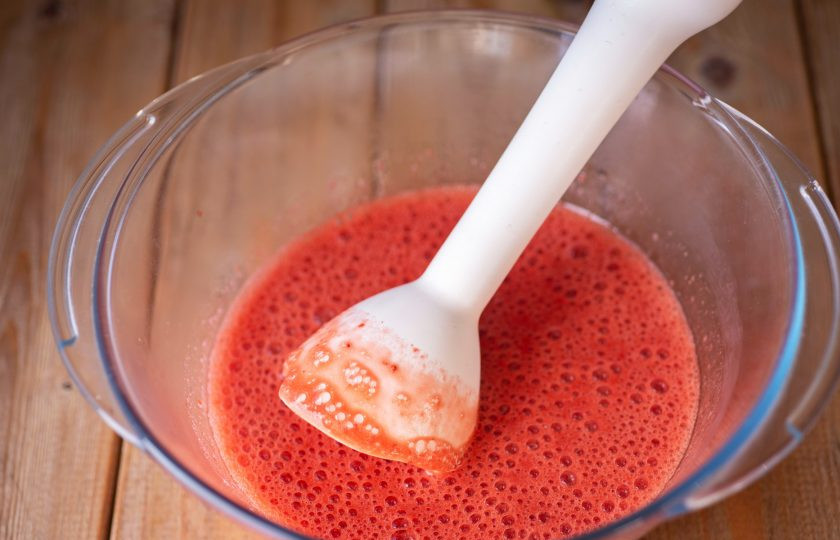 1. Этап. Молочное мороженое с клубникой: Пробейте все погружным блендером до получения однородного клубничного пюре.