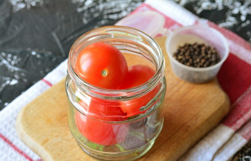 1. Этап. Сладкие помидоры с лимонной кислотой на зиму: Выложите промытые помидоры.