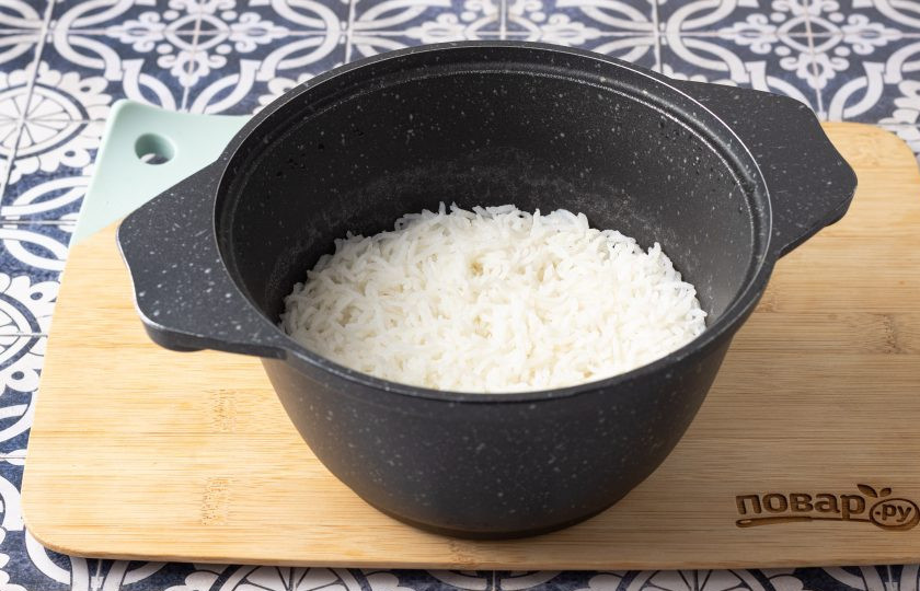 1. Этап. Рис с красными бобами: Рис промойте до прозрачности, переложите в кастрюлю и отварите до готовности в кипящей подсоленной воде.