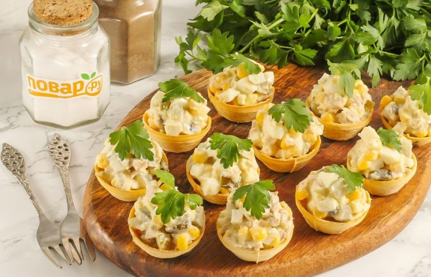 1. Этап. Салат с тунцом и кукурузой в тарталетках: При подаче выложите салат в тарталетки и украсьте свежей зеленью. Заранее не выкладывайте, иначе тарталетки размокнут.