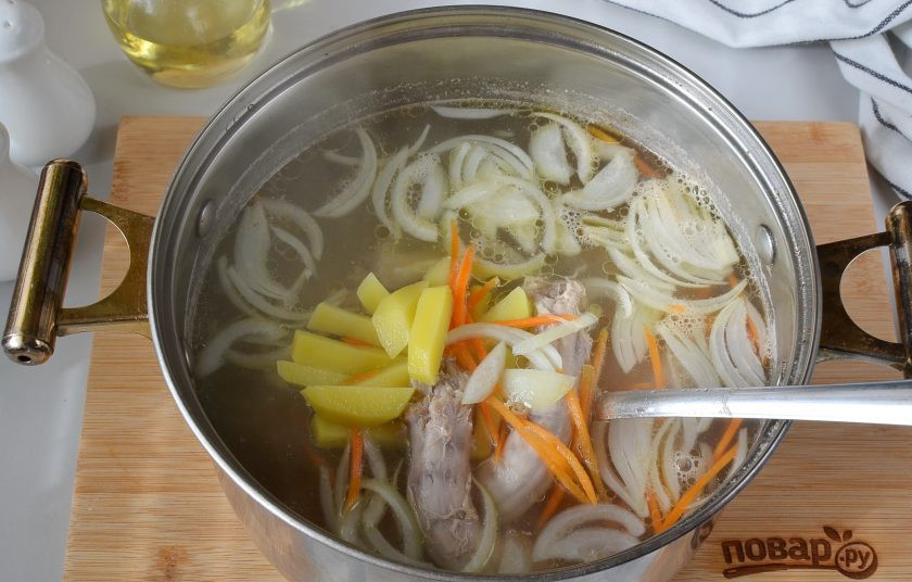1. Этап. Суп из куриных шеек: В готовый бульон выложите соль, добавьте лук, морковь, картофель и варите 15 минут.