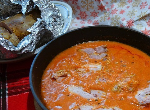 1. Этап. Буженина из индейки в соусе: Выложить в соус, проварить минуту.