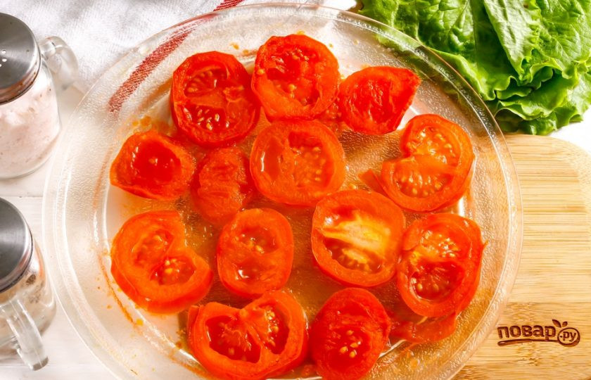 1. Этап. Вяленые помидоры в микроволновке: Извлеките поддон с томатной нарезкой, запекать ее до кожуры не нужно, на ней должен остаться слой мякоти.