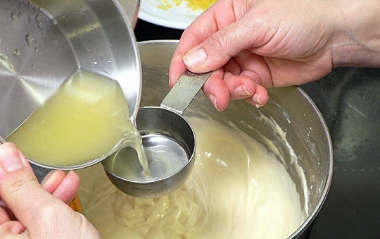 1. Этап. Лимонный пирог на сметане: 6. Выжмите сок из лимона и влейте в тесто.