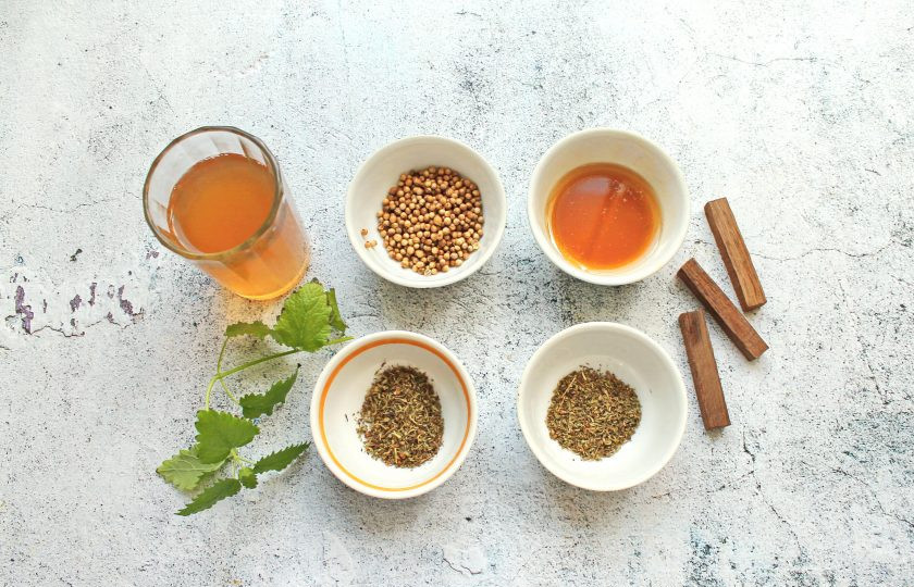 1. Этап. Ароматный коньяк с медом и травами: Подготовьте все необходимые ингредиенты для приготовления ароматного коньяка с медом и травами.