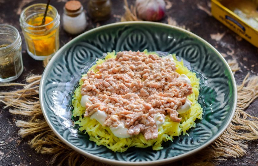 1. Этап. Салат из печени трески слоеный: Выложите печень следующим слоем в салат.