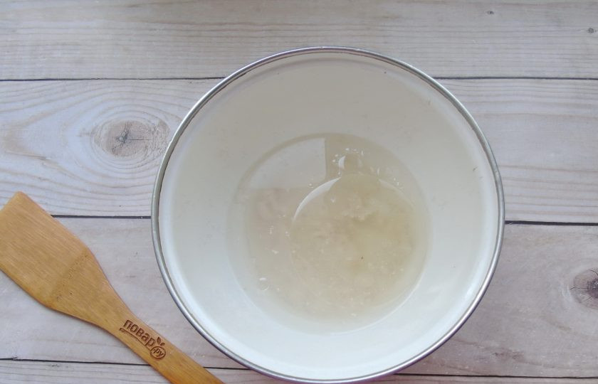 1. Этап. Пицца с ветчиной и грибами: Займитесь тестом. В миску налейте теплую воду, раскрошите дрожжи, добавьте растительное масло, соль и сахар.