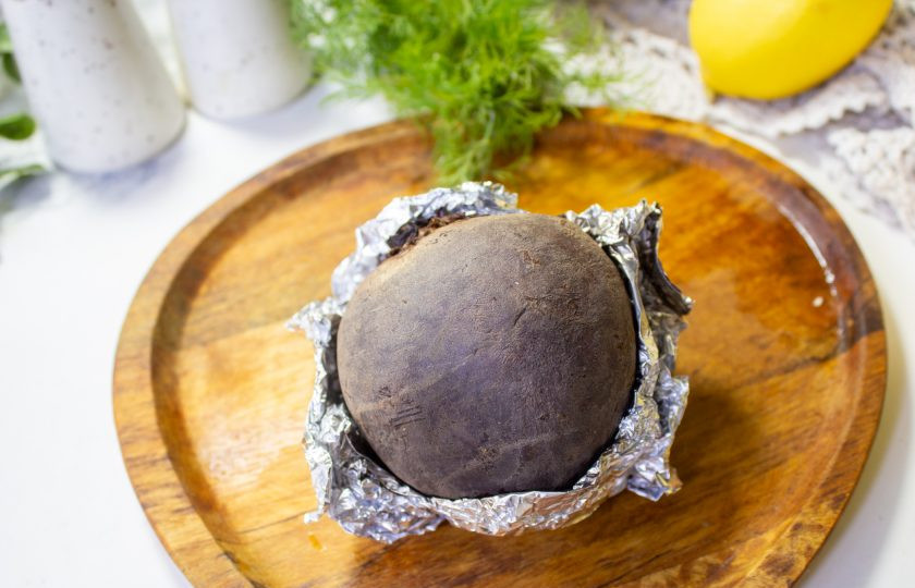 1. Этап. Салат со свеклой, сыром и яблоком: Свеклу помойте и обсушите. Заверните в фольгу и запеките удобным для вас способом. Я запекала в аэрогриле 30 минут. В духовке запекать нужно 40-45 минут. Готовую свеклу полностью остудите.