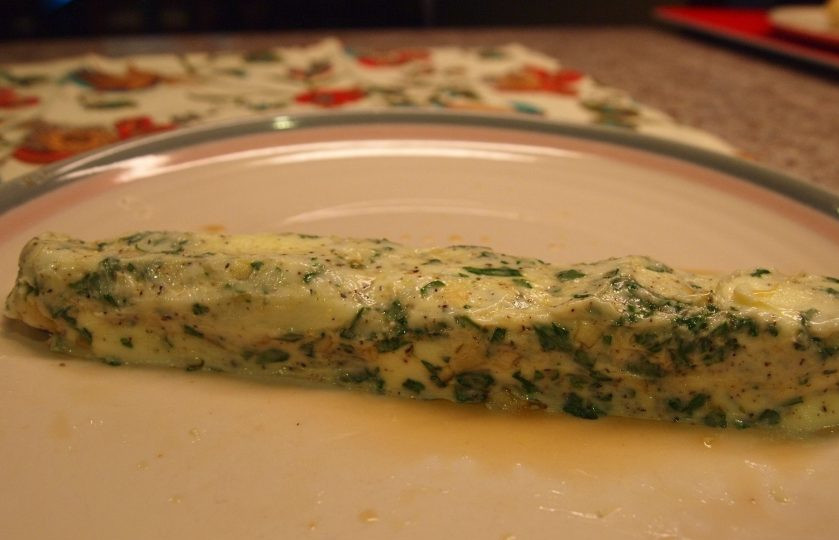 1. Этап. Самые ленивые Котлеты по-киевски: 3. Выложите масло на пищевую пленку и сформируйте колбаску, отправьте в морозилку на время приготовления курицы.