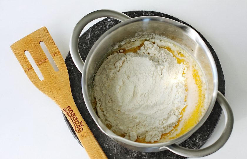 1. Этап. Сладкие клецки: В закипевшее молоко добавьте сразу всю муку.