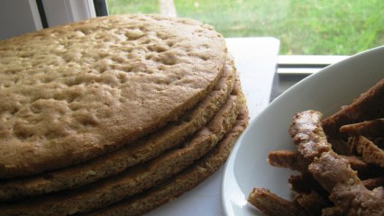 1. Этап. Торт Кутузов: 3. Достаем форму для запекания, диаметром 27-28 см. Форму смазываем сливочным маслом и выкладываем на нее ¼ часть теста. Выпекаем в разогретой духовке при 180 градусах – 12-15 минут, пока не образуется золотая корочка. Испечь, таким образом, 4 коржа для тортика, обрезаем по краям, чтобы коржи имели форму круга.