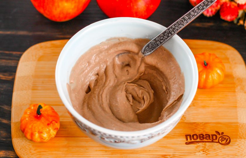 1. Этап. Улыбка с зубами на Хэллоуин: У вас должен получиться густой крем, на котором будут держаться зубы и ломтики яблока.