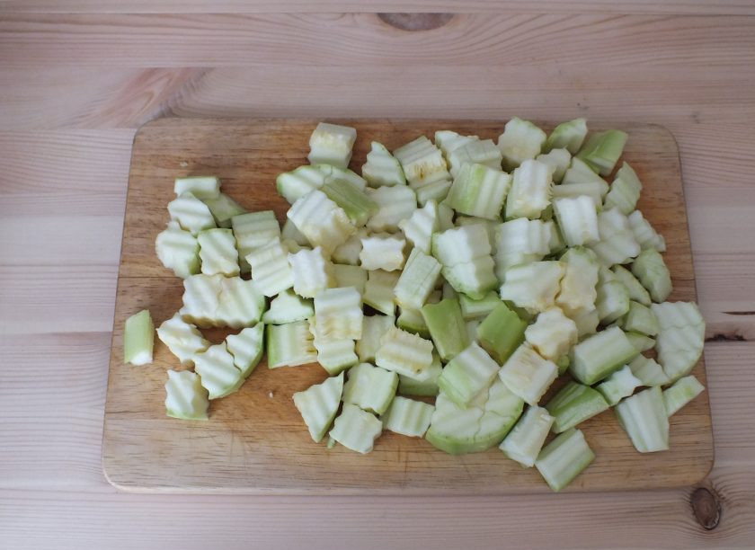 1. Этап. Острый салат из кабачков на зиму: Кабачки нарежьте средним кубиком.