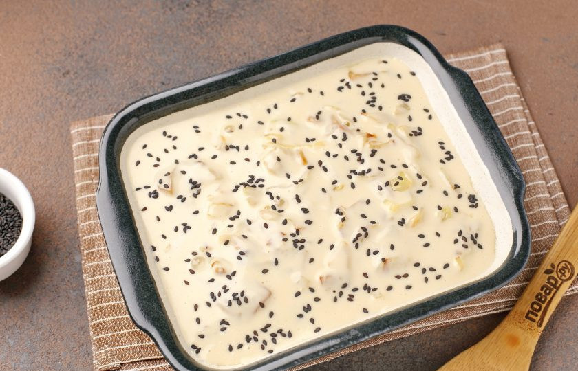 1. Этап. Заливной пирог с капустой и картошкой в духовке: Полейте начинку оставшимся тестом и присыпьте по желанию кунжутом. Выпекайте в духовке при температуре 180 градусов около 30-40 минут. Верх должен подрумяниться.