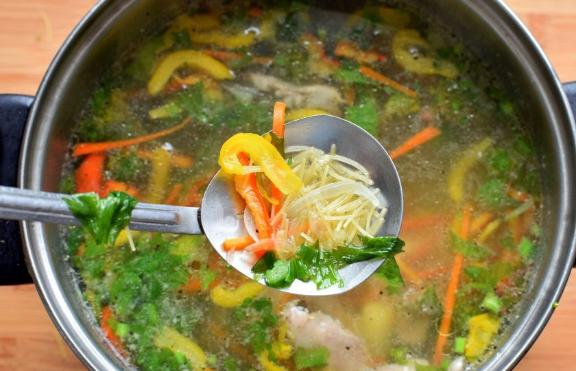 1. Этап. Легкий супчик с вермишелью и брокколи: Доведите суп до кипения и опустите вермишель. Поперчите по вкусу и хорошо перемешайте. Дайте еще раз закипеть и отключите нагрев. Мелкая вермишель дойдет под крышкой – просто дайте супу настояться минут 5-7.