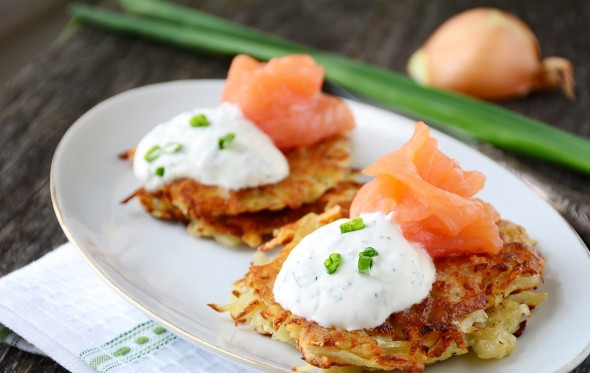 1. Этап. Картофельные оладьи с лососем: Выложите оладьи на блюдо. На каждый оладушек положите ложку сметаны и ломтики лосося. Можно украсить укропом.