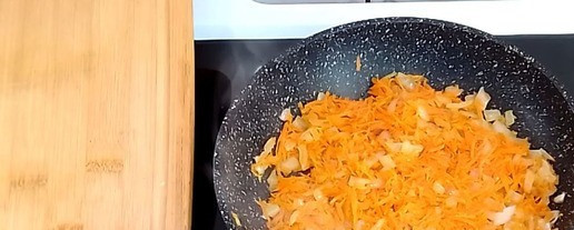 1. Этап. Суп с печенью трески: Затем добавьте морковь и жарьте до мягкости, периодически перемешивая. После чего уберите сковороду с огня.