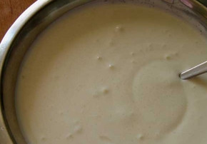 1. Этап. Салат в желе: 7. Вливаем желатиновую массу в майонез и хорошо перемешиваем.