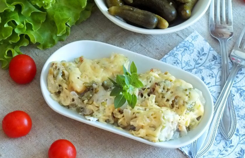 1. Этап. Треска запеченная с солеными огурцами: Треску, запеченную с солеными огурцами подавайте на стол в теплом или охлажденном виде. Приятного аппетита!