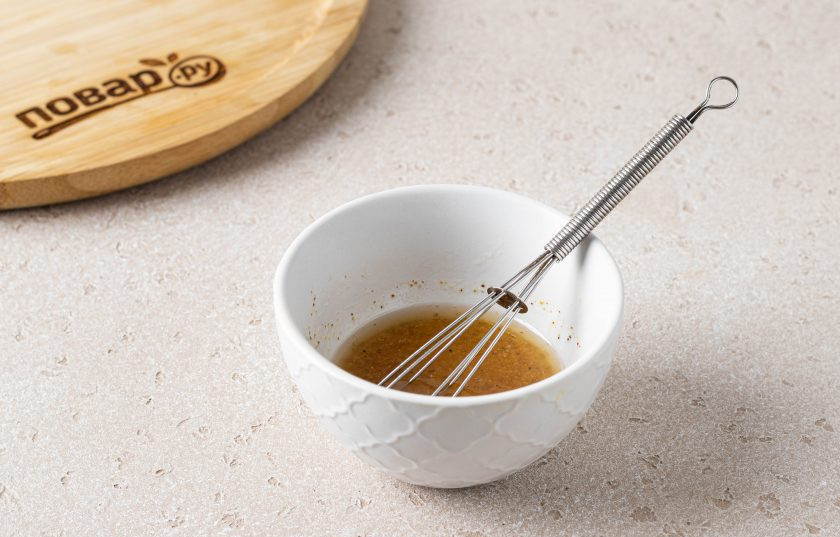 1. Этап. Марокканский салат: Для заправки смешайте лимонный и апельсиновый сок с оливковым маслом. Добавьте молотый кориандр, острый и черный перец, сушеный имбирь и чеснок. Перемешайте до однородной консистенции.