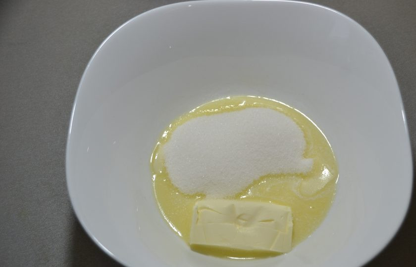 1. Этап. Итальянское печенье с миндалем: К размягченному маслу всыпьте сахарный песок, добавьте щепотку соли.