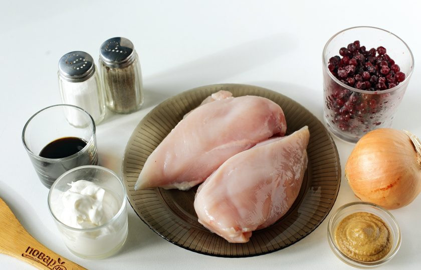 1. Этап. Куриная грудка в брусничном соусе: Подготовьте все ингредиенты.