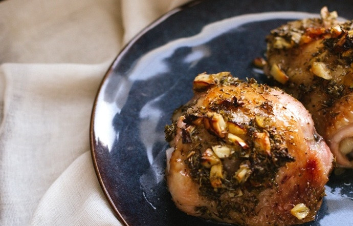 1. Этап. Куриные бедрышки в пряном соусе: 3. Запекайте мясо в разогретой до 150 градусов духовке 45 минут.