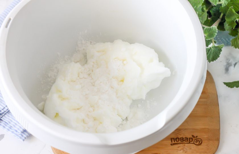 1. Этап. Имбирные пряники на жженом сахаре: Один белок куриного яйца влейте в чашу кухонного комбайна, всыпьте сахарную пудру и взбейте 2-3 минуты.