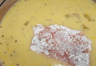 1. Этап. Отбивные из свинины на сковороде в кляре: 3. Теперь каждый кусочек обмакиваем в получившийся яичный кляр, затем — в муку.