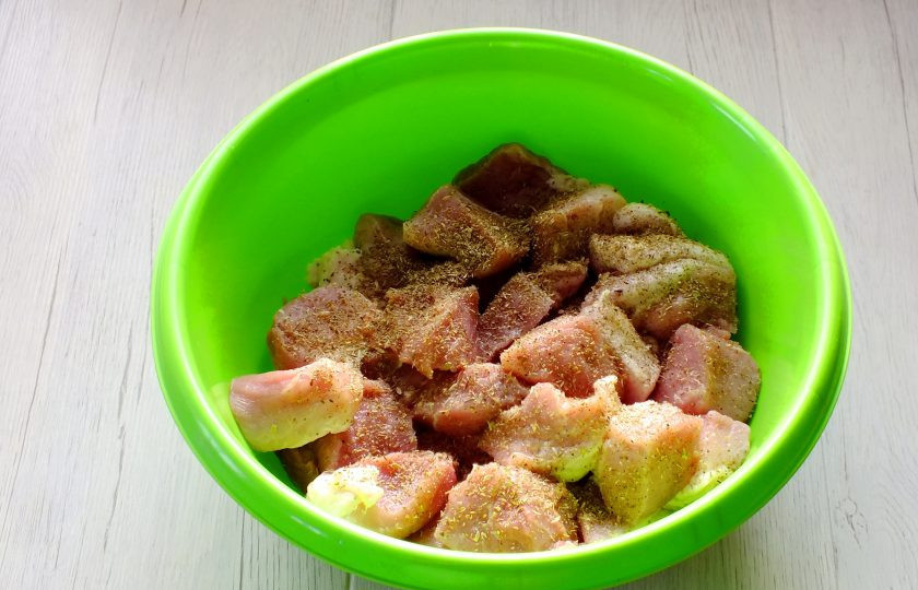 1. Этап. Шашлык на минералке с уксусом: Мясо вымойте, промокните бумажным полотенцем. Нарежьте на средние кусочки. Переложите в чашу. Добавьте по вкусу специи для шашлыка.