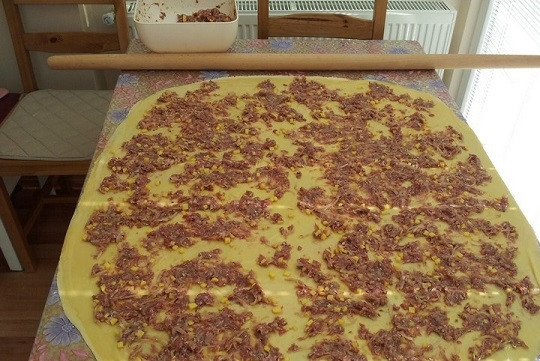 1. Этап. Ханума с мясом в пароварке: 5. Распределите начинку ровным слоем.