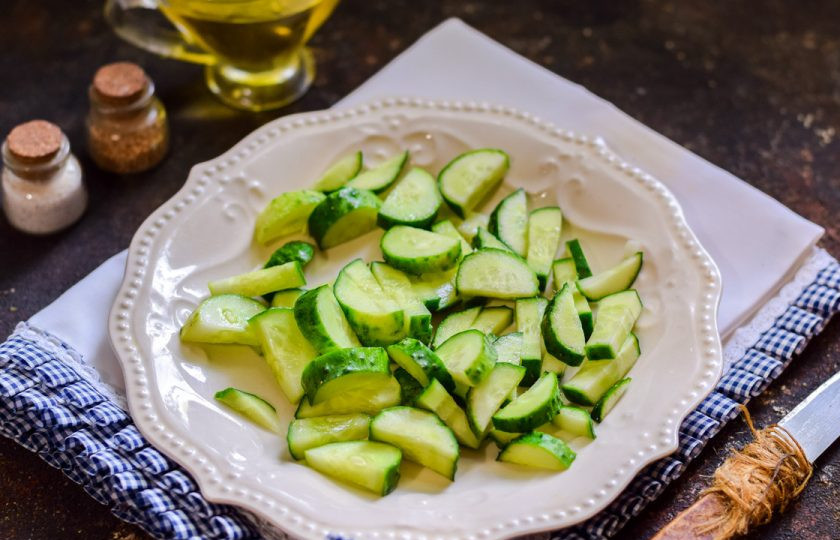 1. Этап. Салат Доллар: Огурцы сполосните и просушите, нарежьте небольшими дольками.