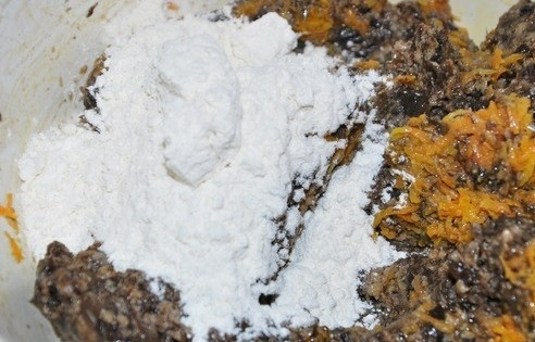 1. Этап. Соевые котлеты: Морковь помойте, очистите и натрите на мелкой тёрке. Немного обжарьте её и добавьте к остальной массе с мукой, солью и специями.