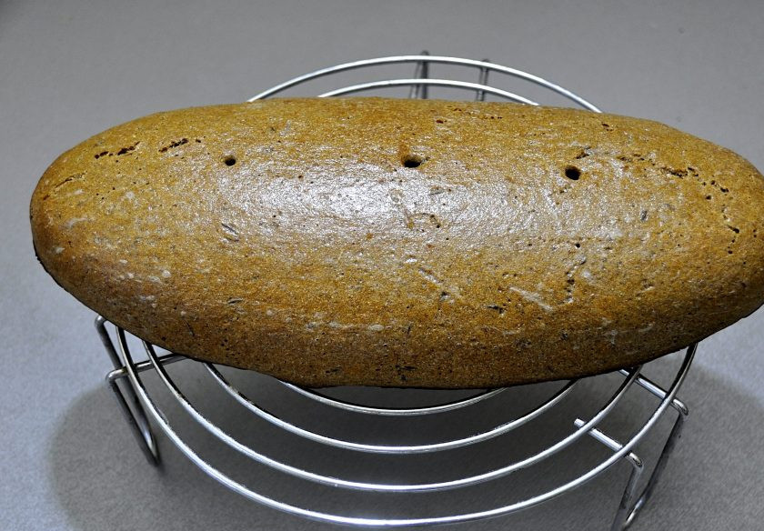 1. Этап. Рижский хлеб по ГОСТу: Выложите хлеб на решетку до полного остывания на 8-12 часов.