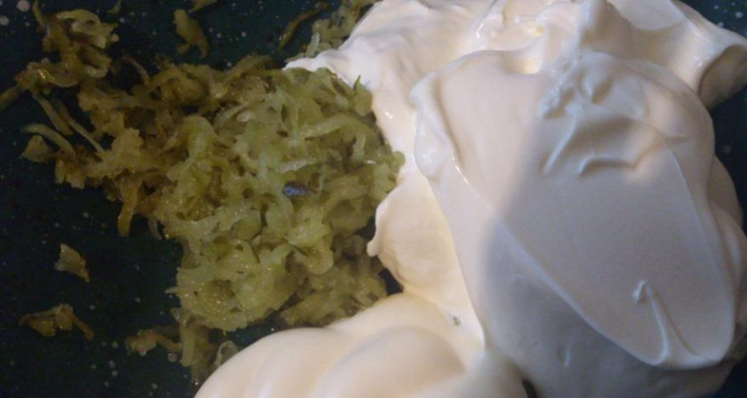 1. Этап. Соус из сливок и майонеза: Добавляем сливки и майонез (старайтесь, чтобы сливок больше было).