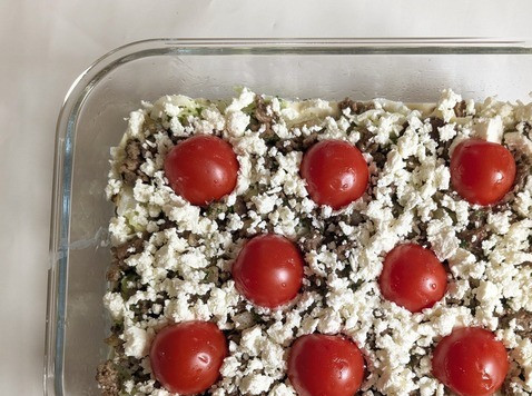 1. Этап. Запеканка из капусты и фарша: Для топпинга накрошить фету, помидоры нарезать половинками, украсить запеканку.