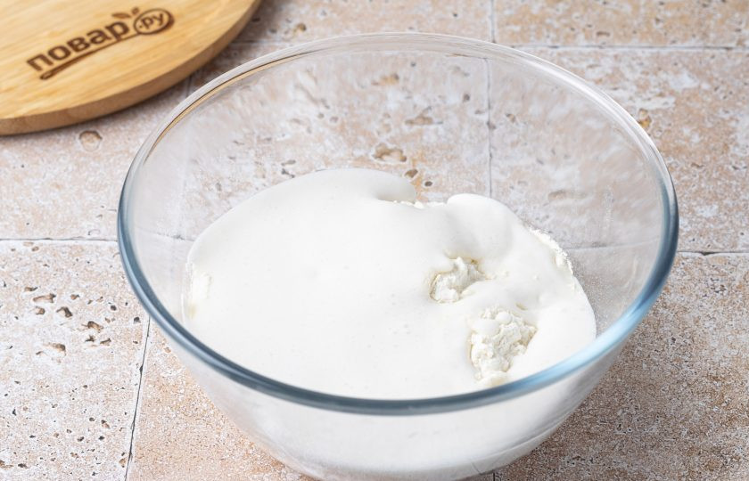 1. Этап. Чуду с картошкой и сыром: Влейте кефир в миску с мукой и замесите однородное тесто, которое не должно липнуть к рукам.