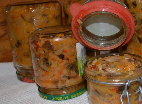 1. Этап. Солянка на зиму в банках с грибами: В стерилизованные банки выкладываем нашу солянку, осторожно закатываем и кутаем в тепло примерно на 24 часа. Хранить можно при комнатной температуре. Приятного аппетита!