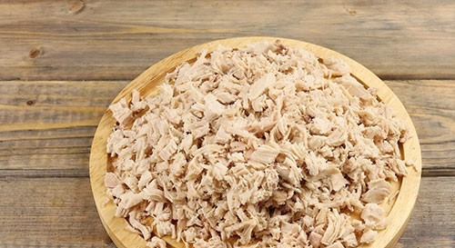 1. Этап. Салат Гнездо глухаря с огурцом: 1. Первым делом отварите куриное филе до готовности, остудите и измельчите.