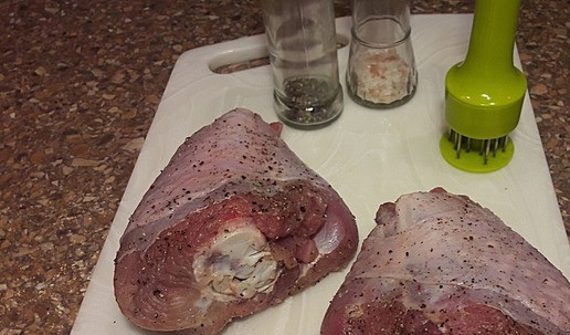 1. Этап. Голени индейки к Новогоднему столу: Проткнуть мясо (прессом для мяса). Натереть солью и перцем.