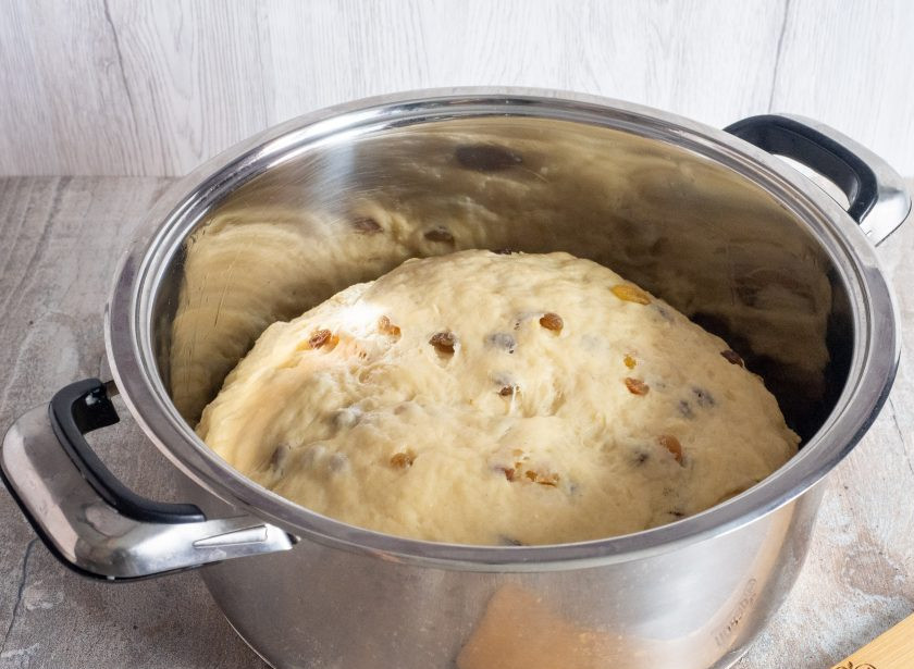 1. Этап. Кулич который не черствеет: Должно получится мягкое, податливое тесто. Удобную большую емкость смажьте растительным маслом и выложите в нее тесто. Так его легче будет снять со стенок емкости после подъема.