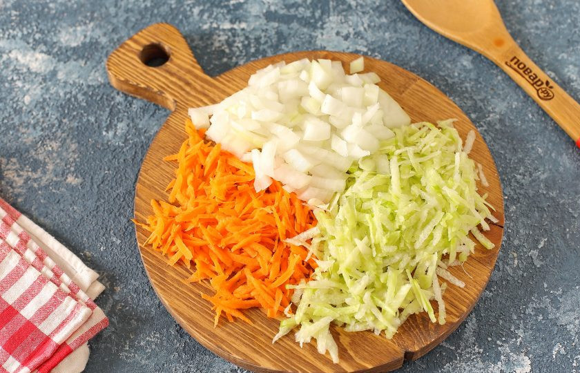 1. Этап. Картофель с редькой: Лук нарежьте кубиками. Морковь и редьку натрите на крупной терке.