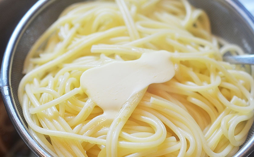 1. Этап. Кексики из спагетти с фрикадельками: 1. Отварите макароны до готовности, откиньте на сито и заправьте маслом.