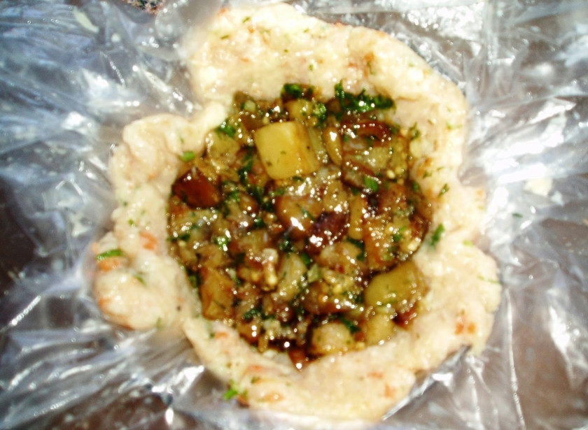 1. Этап. Зразы из кабачков с курицей: В центр кладем тертый сыр и начинку из кабачков.