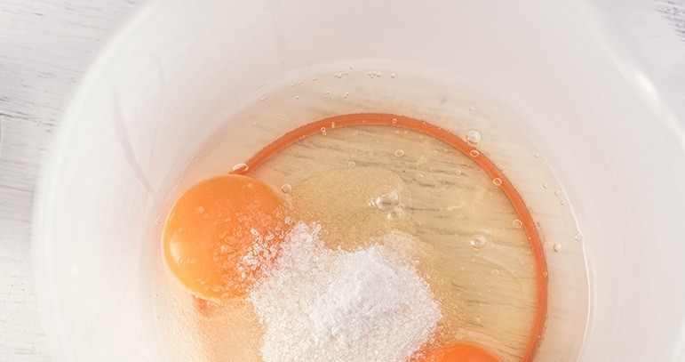 1. Этап. Блины на кефире с дырочками: Яйца взбейте с сахаром и солью до пены.