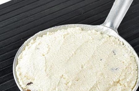 1. Этап. Запеканка из творога на сковороде: Смажьте сковороду сливочным маслом и присыпьте остатками манной крупы. Выложите в нее творожную массу и разровняйте. Поставьте на плиту, накройте крышкой и запекайте двадцать минут (до полной готовности).