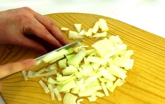 1. Этап. Морковные котлеты с манкой в духовке: Репчатый лук нарежьте небольшими кусочками.