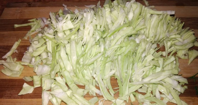 1. Этап. Салат из молодой капусты с огурцом и зеленью: 2. Поскольку капуста молодая, то шинковать ее лучше не слишком мелко. Нарезайте все ингредиенты отдельно, после чего смешивайте в отдельной посуде. Сразу шинкуется капуста.