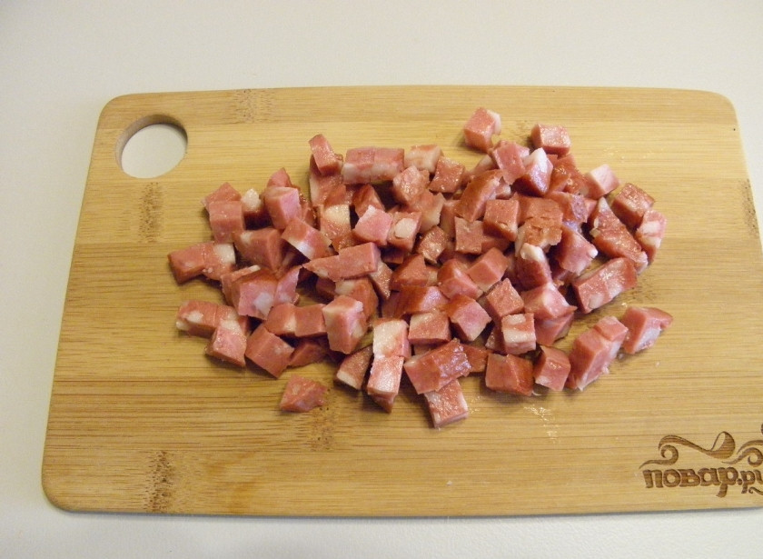 1. Этап. Салат с картошкой и сыром: Аналогичным образом порежьте и колбасу.
