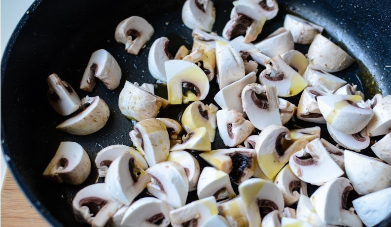 1. Этап. Грибной соус из шампиньонов с молоком: 1. На растительном масле обжарим помытые и порезанные кусочками грибы. Специи добавляем по вкусу.